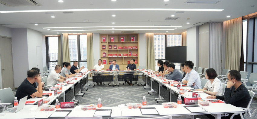 三亚市商务局、餐饮协会、企业及媒体代表等一行莅临红餐考察交流