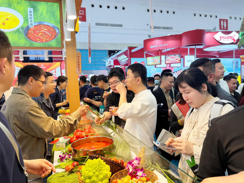 行业首发！美鑫树番茄火锅底料惊艳武汉良之隆，餐饮人争相索样的爆品来了！