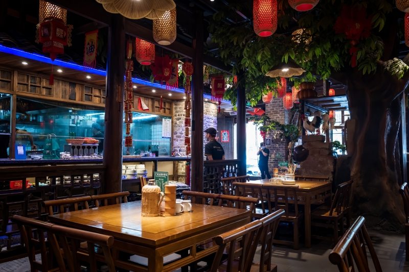 餐饮店准时打烊遭差评，这“锅”背得冤吗？