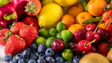 内蒙古一美食店违规销售进口水果，样本检出阳性，店主被拘8日