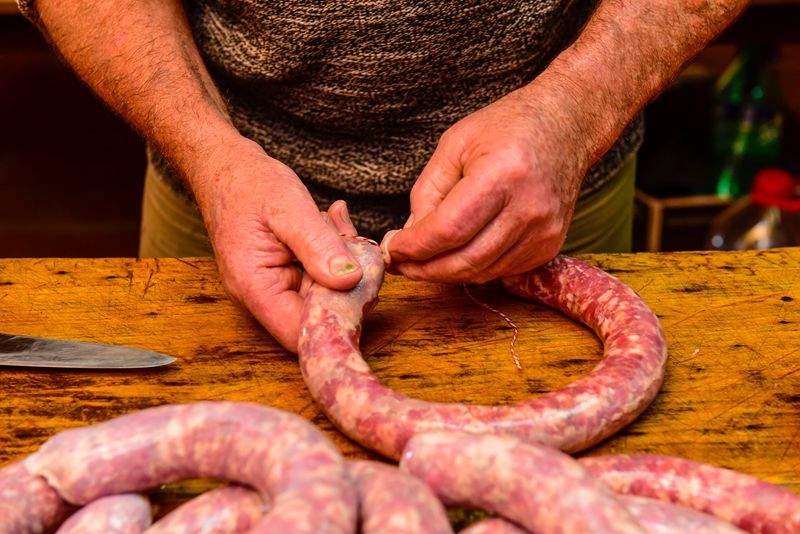 卖香肠遭遇“十倍”索赔，法院最后这样判