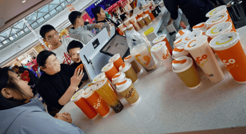 05后兼职员工变身奶茶店老板，20多平小店月入21万