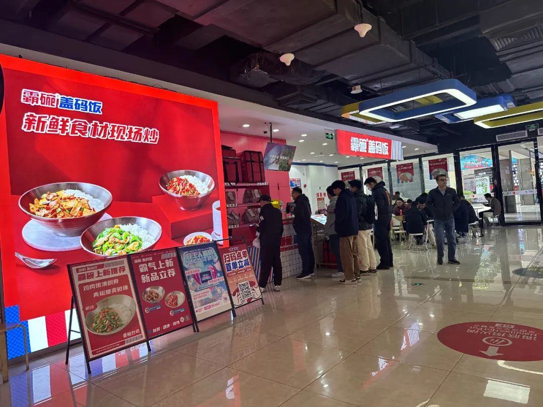 ﻿靠炒菜机器人替代大厨，又一中式快餐品牌门店破千